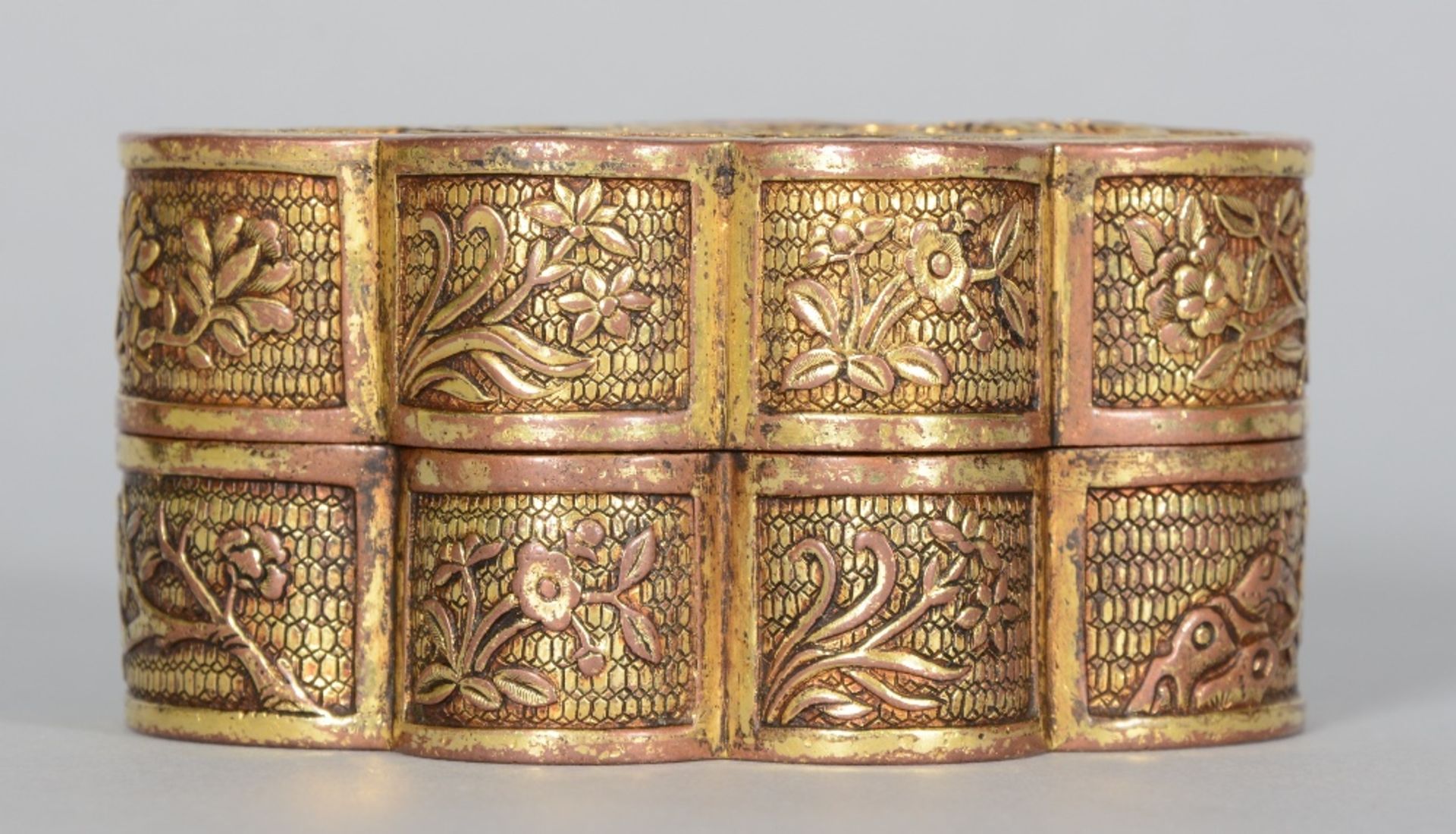 A Chinese gilt bronze box with cover, relief decorated with a dragon, a phoenix and flowers, - Image 4 of 8