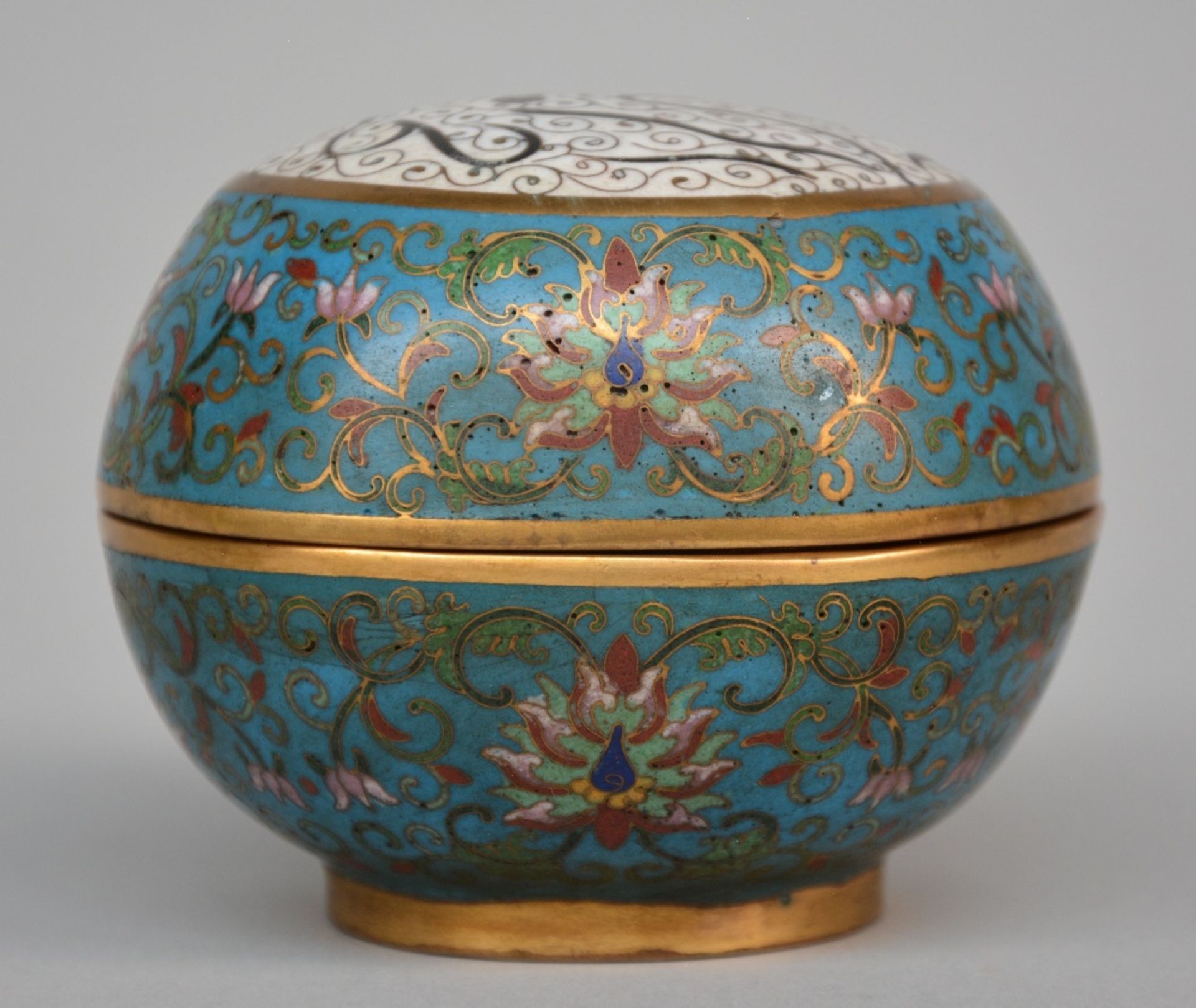 A Chinese cloisonné ointment box, marked Qianlong, H 8,5 - Diameter 10 cm - Image 3 of 9