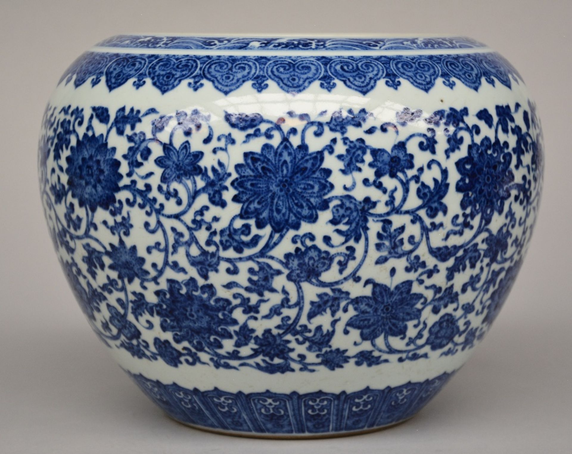 A Chinese blue and white floral bowl, marked Qianlong (1739 - 1795), H 23,5 cm - Image 5 of 8