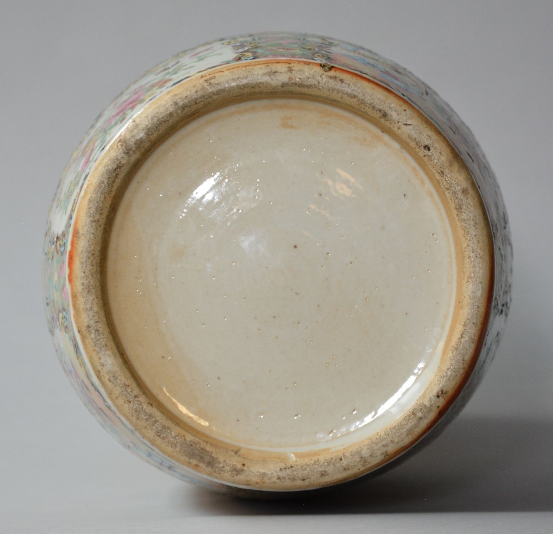 A Chinese Canton vase with relief decoration, 19thC, H 61,5 cm (firing fault in the neck, only - Image 6 of 6