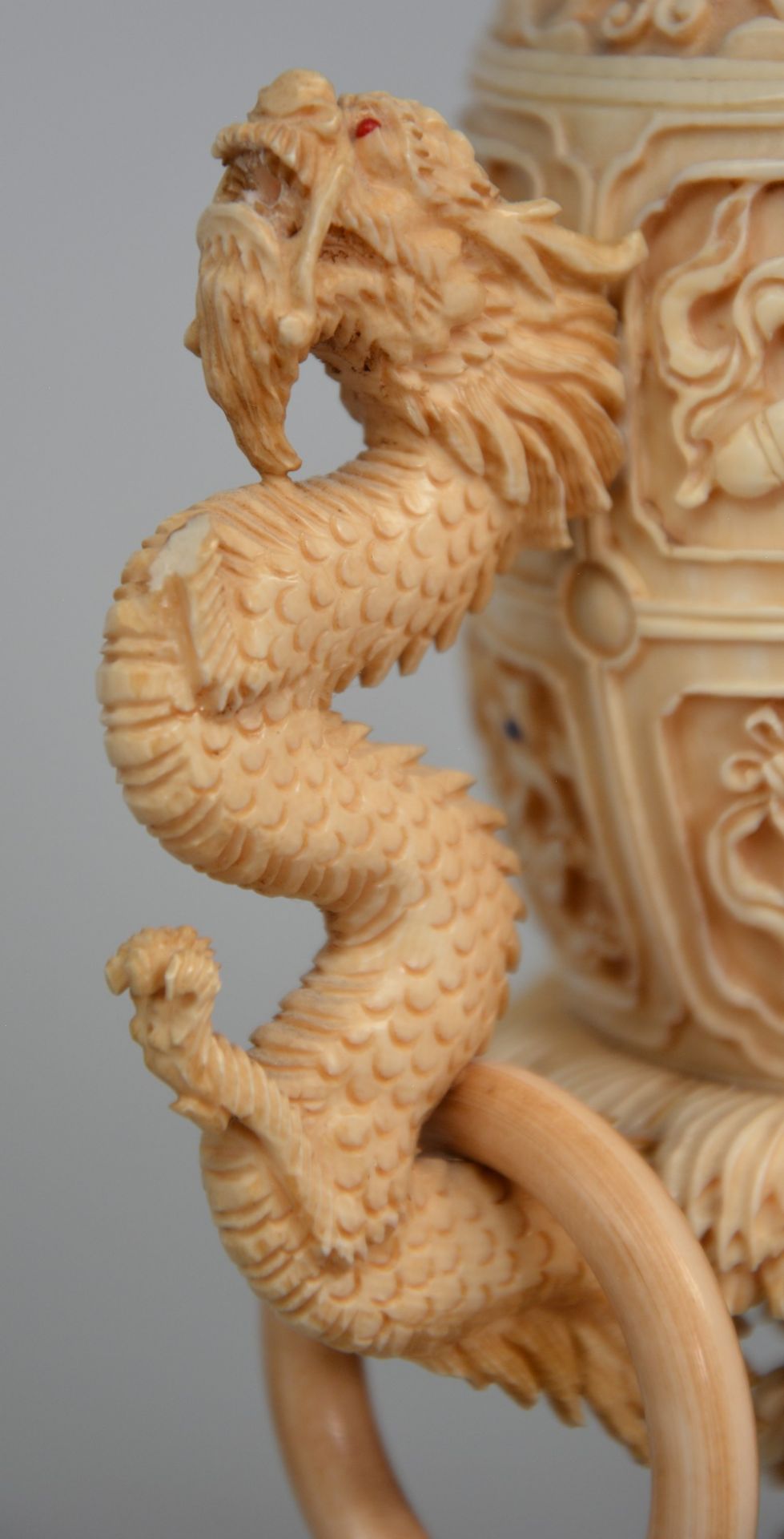 A Chinese ivory vase with cover with relief decoration of dragons, inlaid with various precious - Image 10 of 10