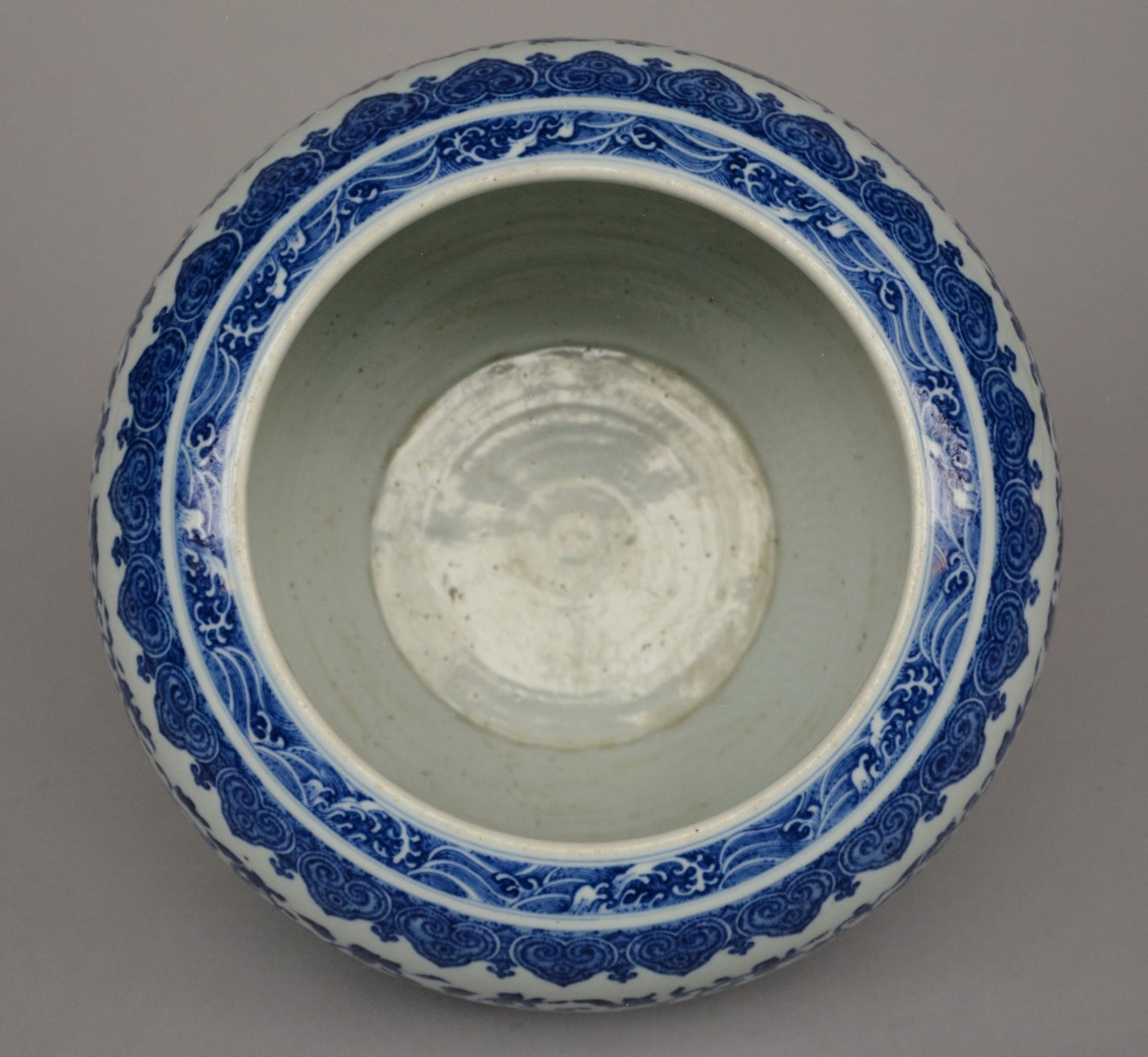 A Chinese blue and white floral bowl, marked Qianlong (1739 - 1795), H 23,5 cm - Image 7 of 8