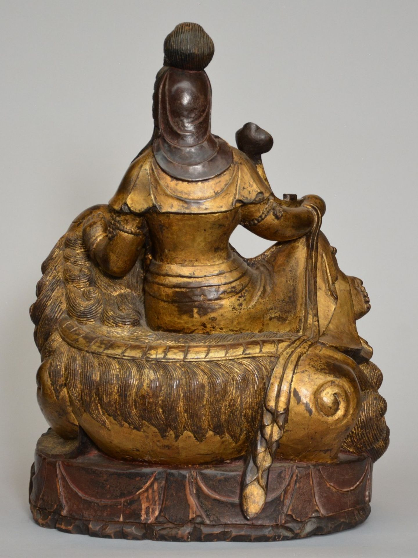 A Chinese polychromed and gilt wooden sculpture figuring a Guanyin sitting on a Fu lion, ca. 1900, H - Image 3 of 6