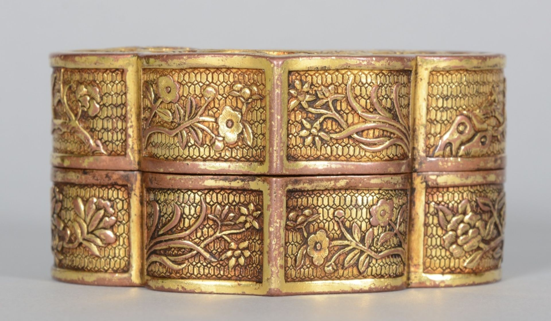 A Chinese gilt bronze box with cover, relief decorated with a dragon, a phoenix and flowers, - Image 2 of 8