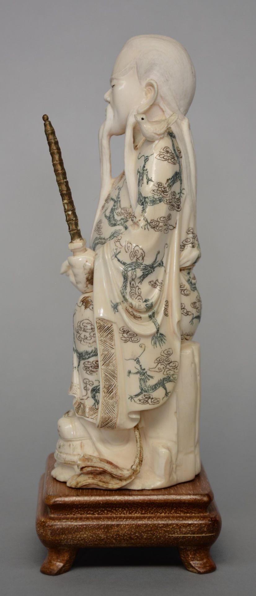 A Chinese ivory sculpture of a deity, on wooden base, scrimshaw decorated, first half 20thC, H 25 cm - Image 2 of 4