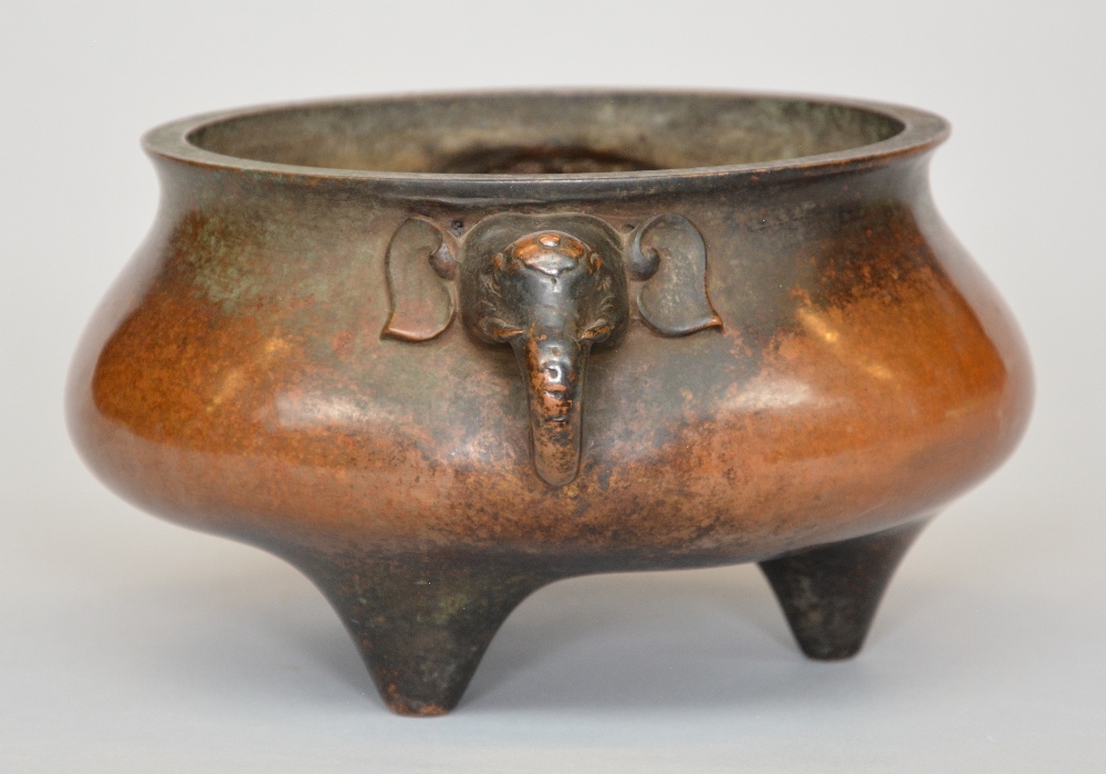 A Chinese bronze incense burner on three feet, marked 'Ze Wei Zhen Wan', H 12,5 - Diameter 28,5 cm - Image 2 of 6