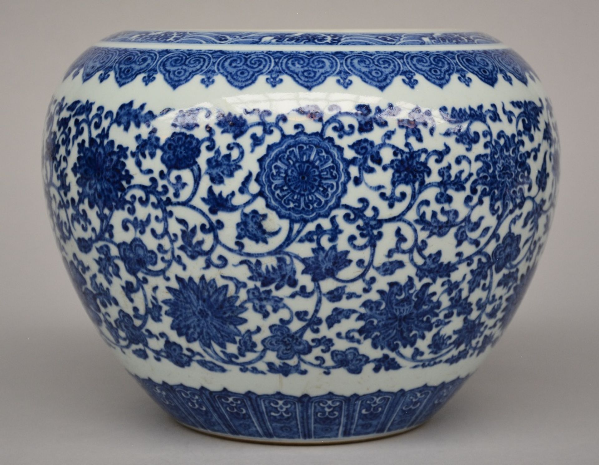 A Chinese blue and white floral bowl, marked Qianlong (1739 - 1795), H 23,5 cm - Image 3 of 8