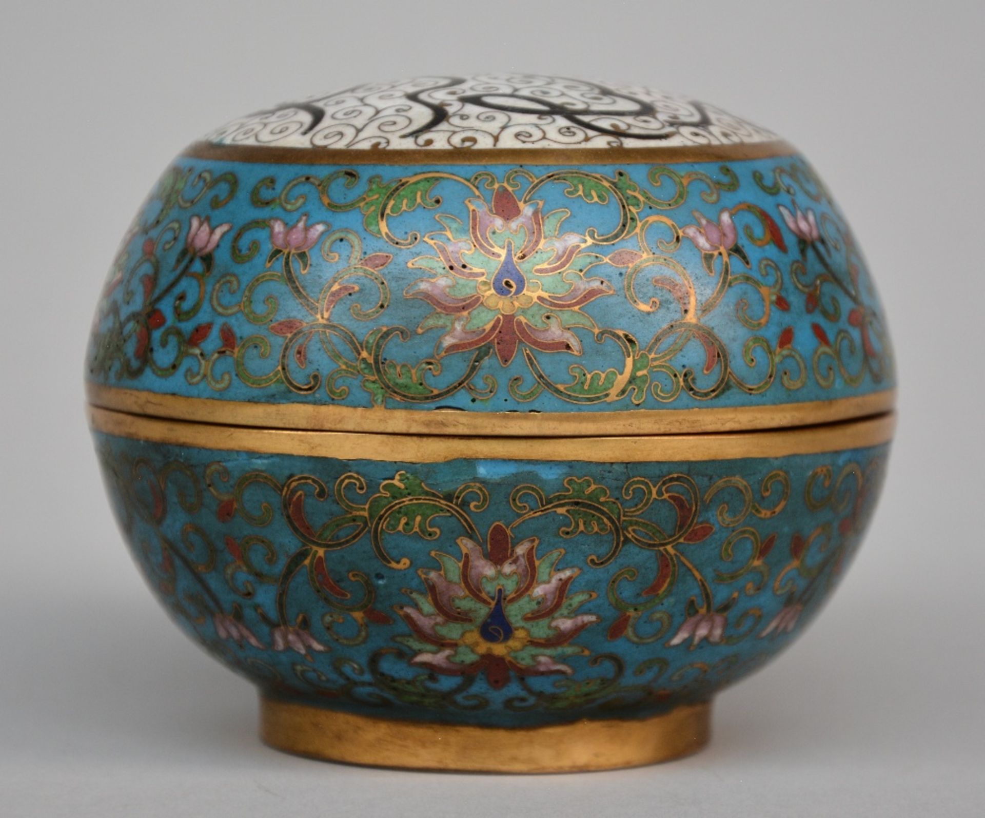 A Chinese cloisonné ointment box, marked Qianlong, H 8,5 - Diameter 10 cm - Image 5 of 9