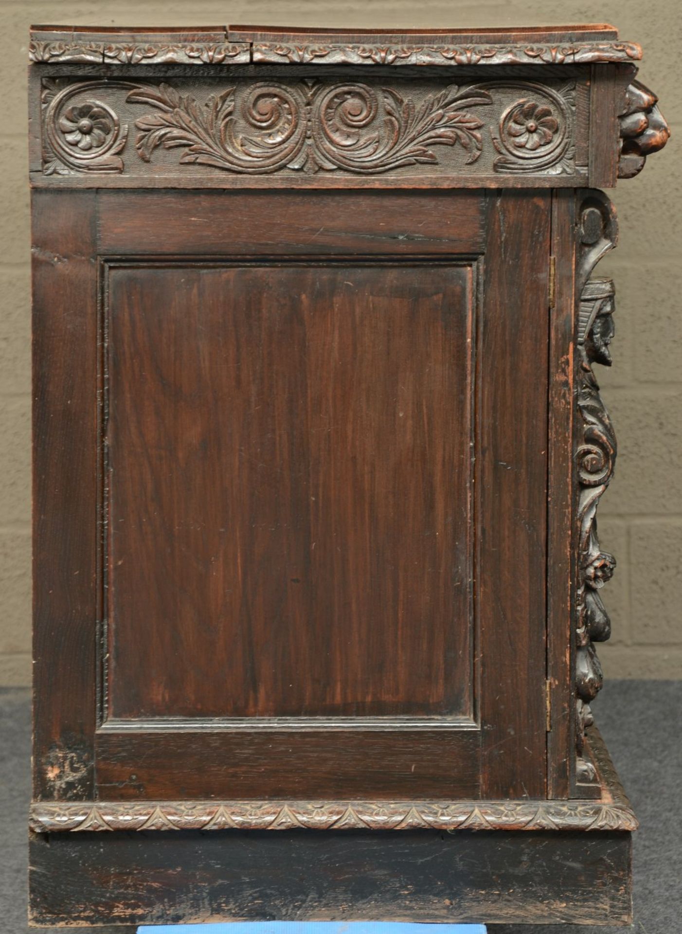 A richly carved oak late Victorian renaissance revival cupboard, H 200 - W 181,5 - D 66,5 cm - Bild 4 aus 6