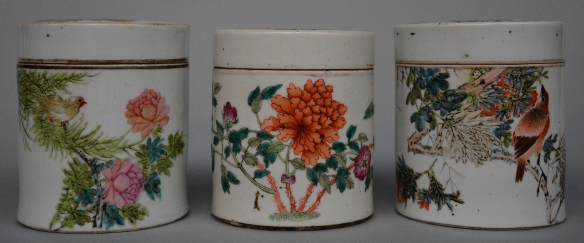 Five Chinese polychrome decorated pots with cover depicting figures, flowers and birds, ca. 1900, - Bild 6 aus 7
