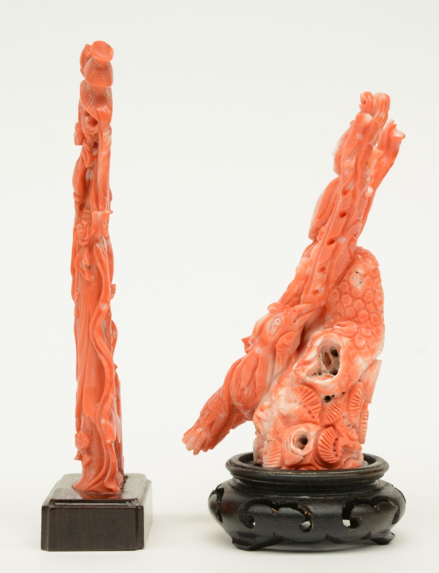 Two Chinese red coral sculptures depicting a court lady on a wooden base, H 14 - 16,5 cm (base - Image 2 of 5