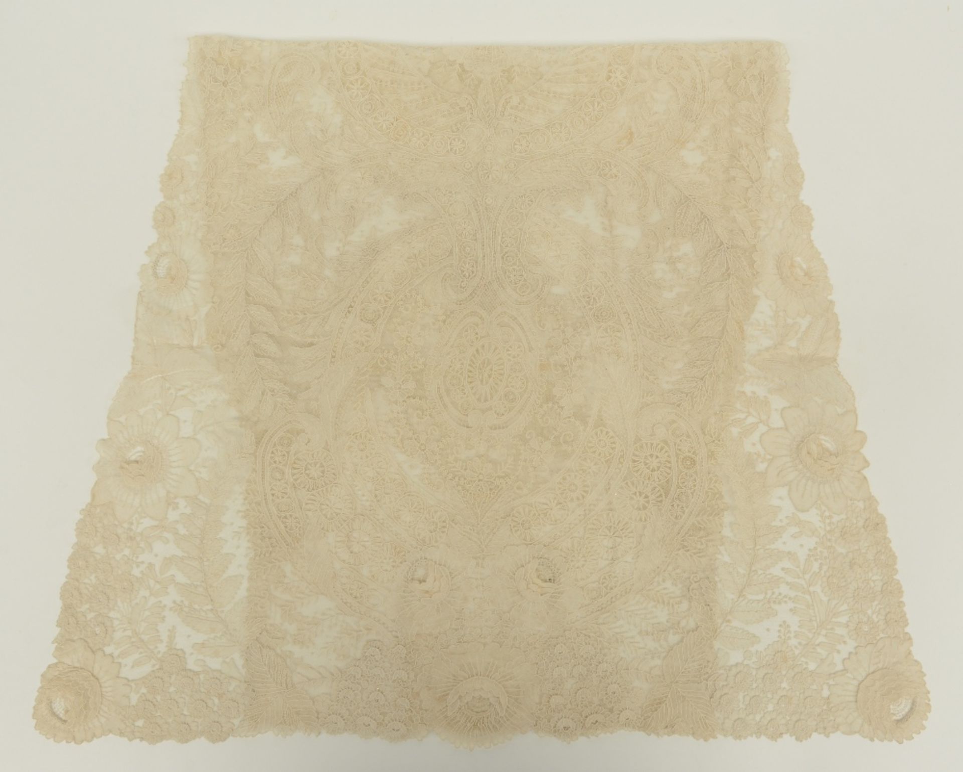 An important lot of the 19th and early 20thC Flemish lace; according to the matching documents - Image 10 of 16