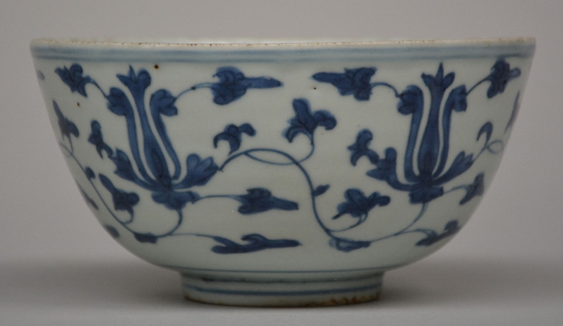 A Chinese blue and white bowl, overall decorated with lotus vines, Ming, H 9 - Diameter 17,5 cm ( - Bild 5 aus 8