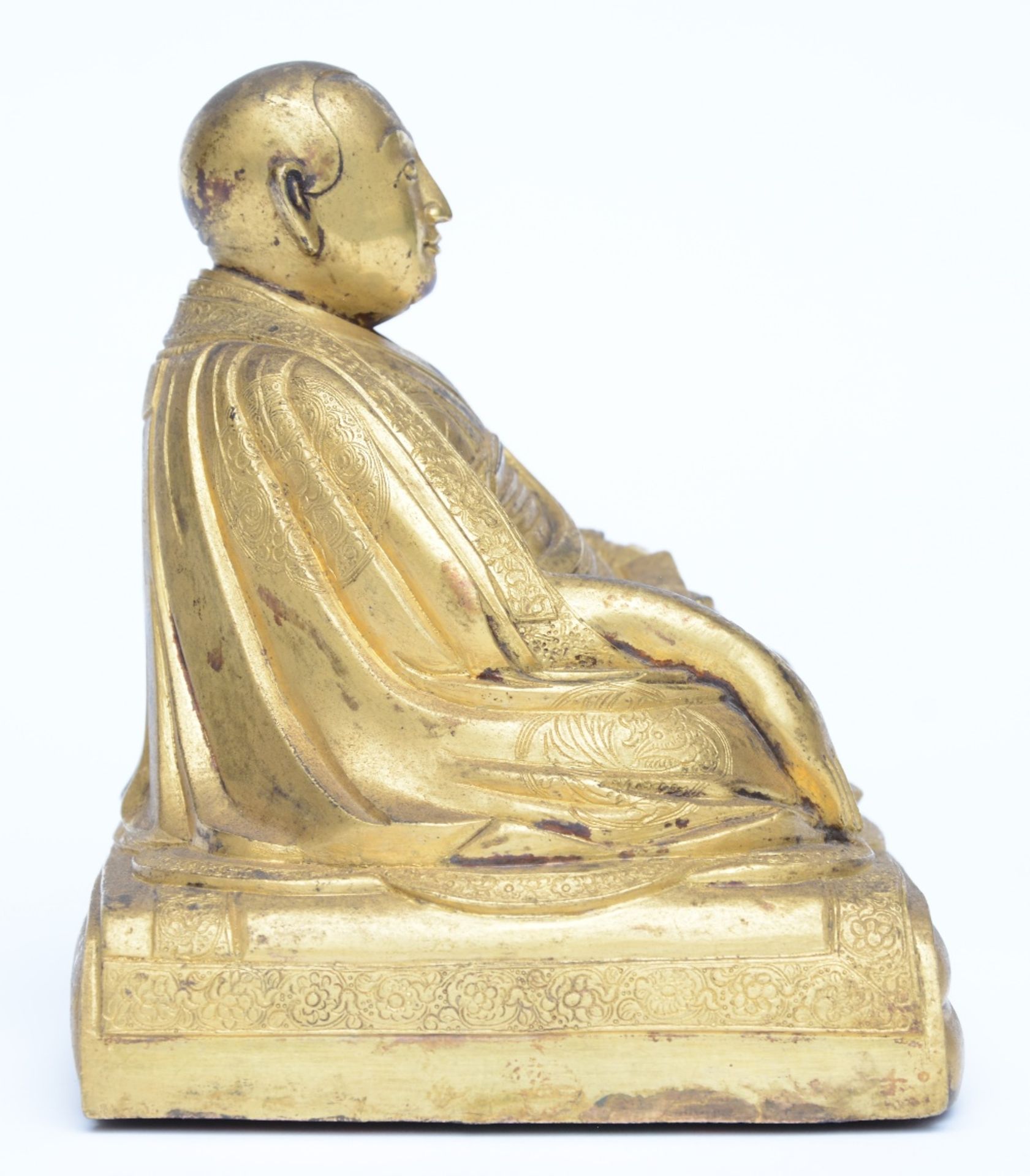An Oriental gilt bronze lama, signed at the back, H 13,5 cm - Bild 4 aus 6