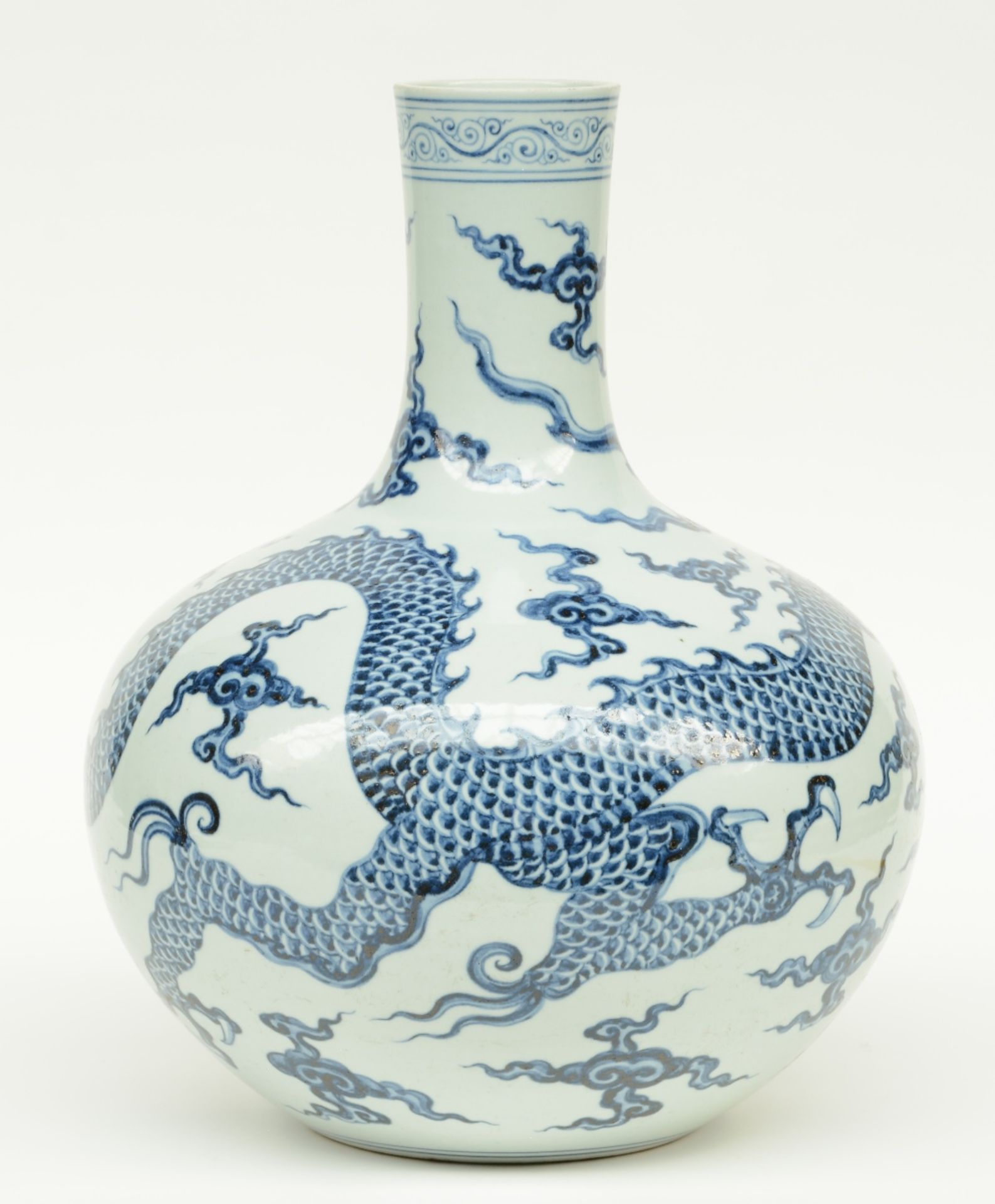 A Chinese blue and white dragon bottle vase, H 44 cm - Bild 3 aus 6