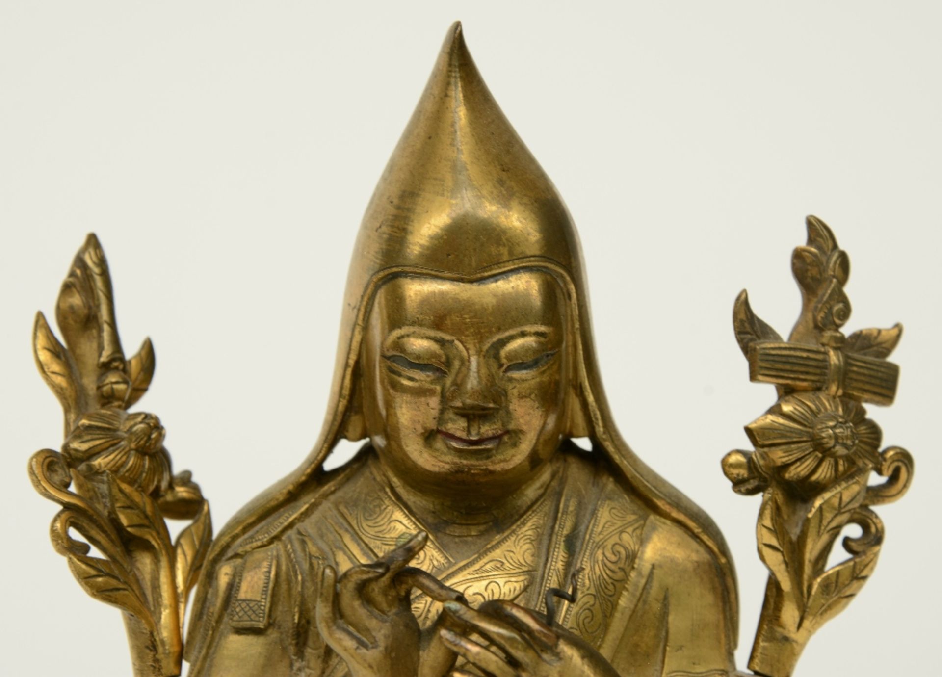 An Oriental bronze sculpture depicting a Buddhist Lama, H 18 cm - Bild 8 aus 9