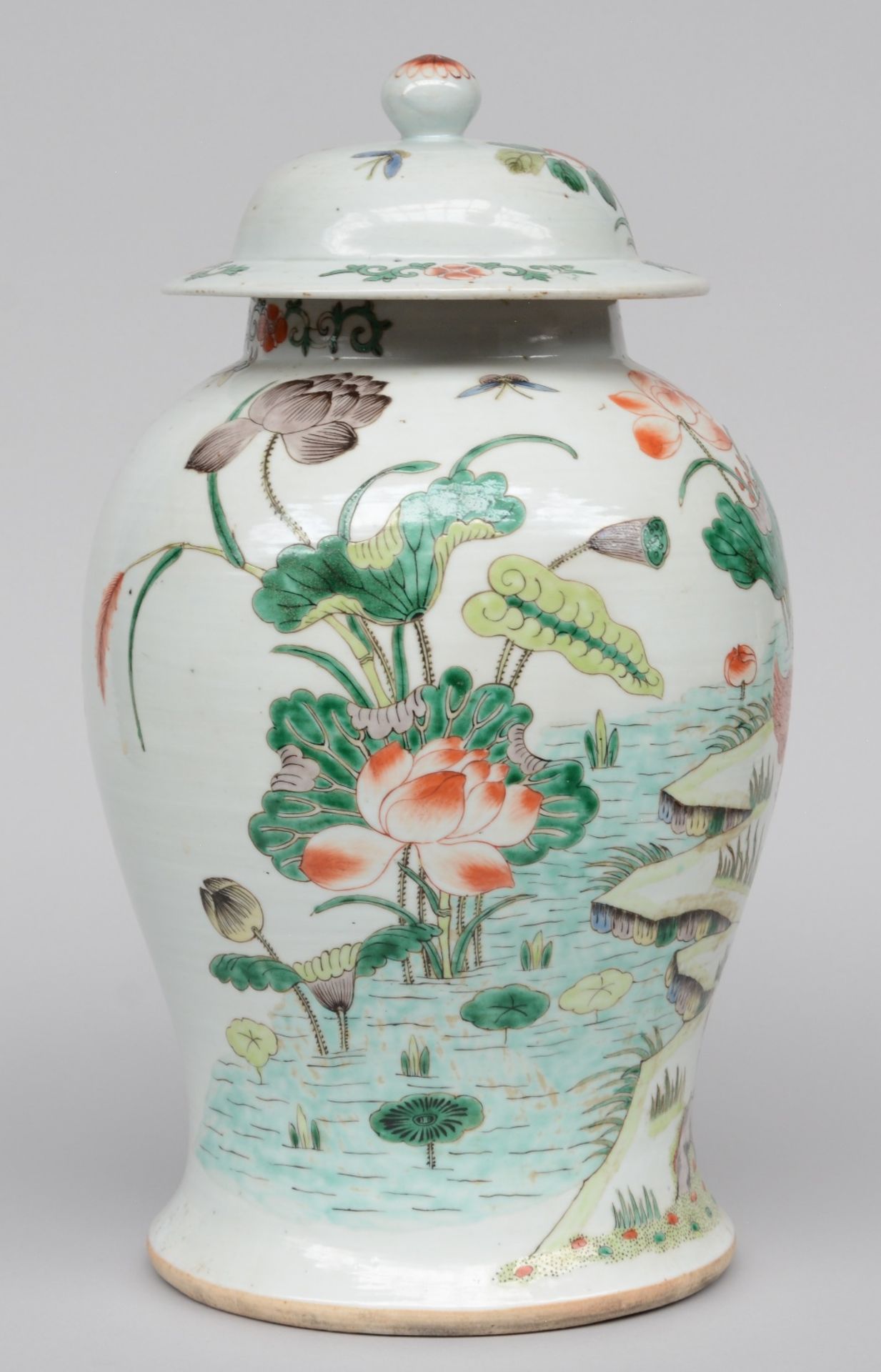 A Chinese famille verte vase with cover, decorated all around with ducks in a pond, 19thC, H 44 - Bild 4 aus 10