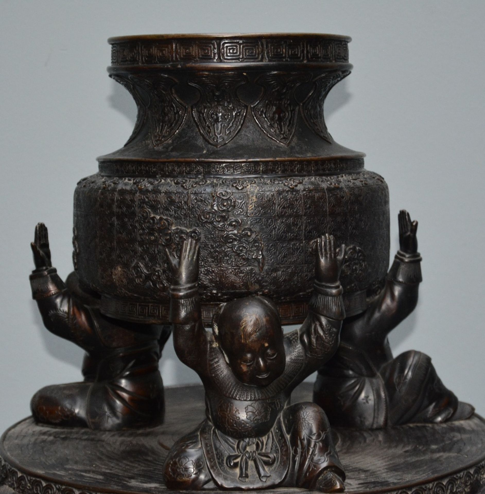 An impressive Japanese bronze incense burner with dragon relief decoration, late 19thC, H 141 cm - Bild 7 aus 7