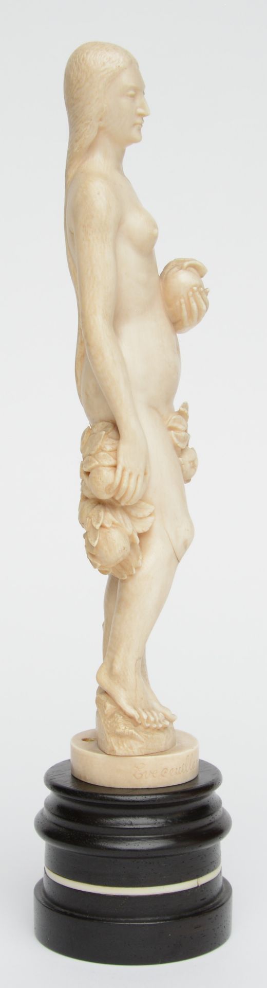 Monogrammed D.E.C. fecit (illegible date in Roman numbers), 'Eve ceuillant le fruit défendu', ivory, - Bild 4 aus 10