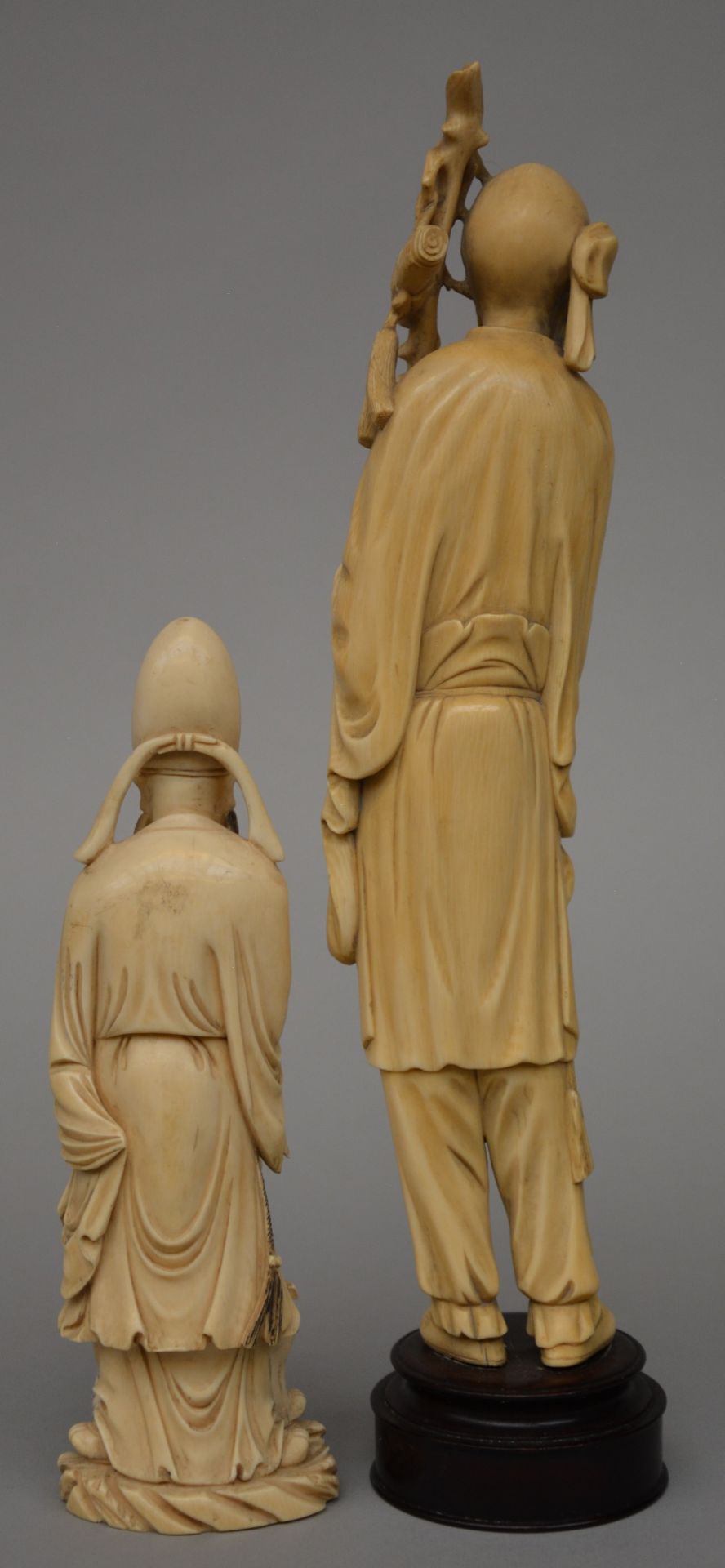 A Chinese ivory figure of a monk, on a wooden base, late Qing period, H 36 cm (whithout base); added - Bild 3 aus 7