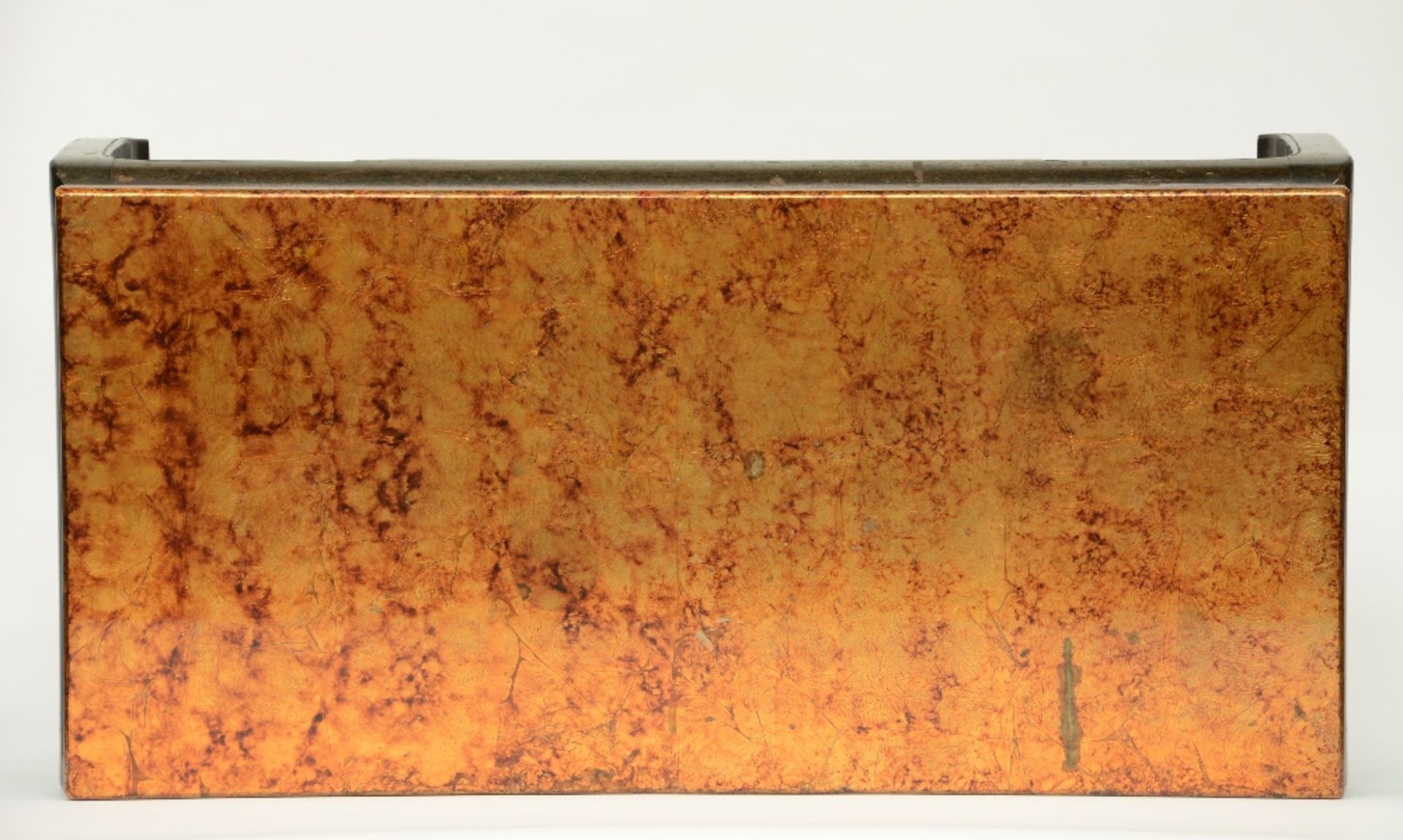 An Oriental decorative coffee table, H 37 - W 111,5 - D 55 cm - Bild 2 aus 3