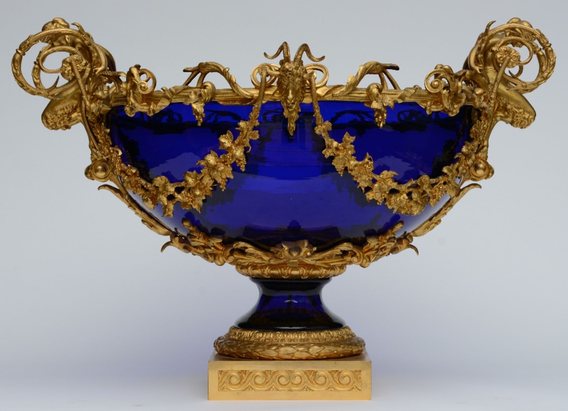 A rare cobalt blue crystal garniture with a fine Neoclassical ormolu mount, probably French, ca. - Bild 8 aus 11