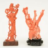 Two Chinese red coral sculptures depicting a court lady on a wooden base, H 14 - 16,5 cm (base