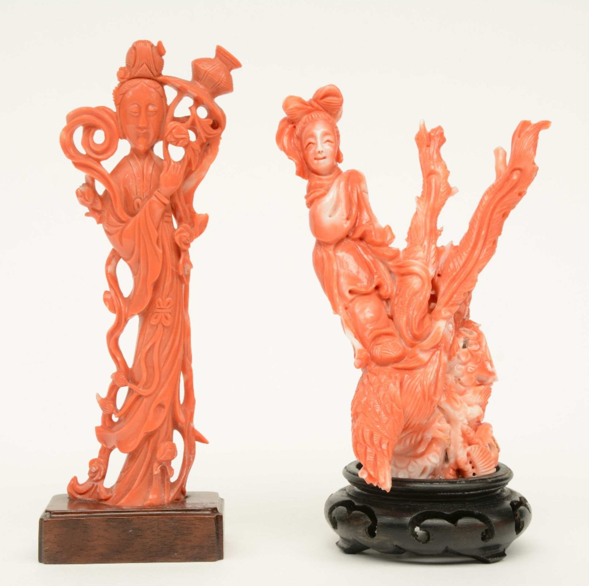 Two Chinese red coral sculptures depicting a court lady on a wooden base, H 14 - 16,5 cm (base