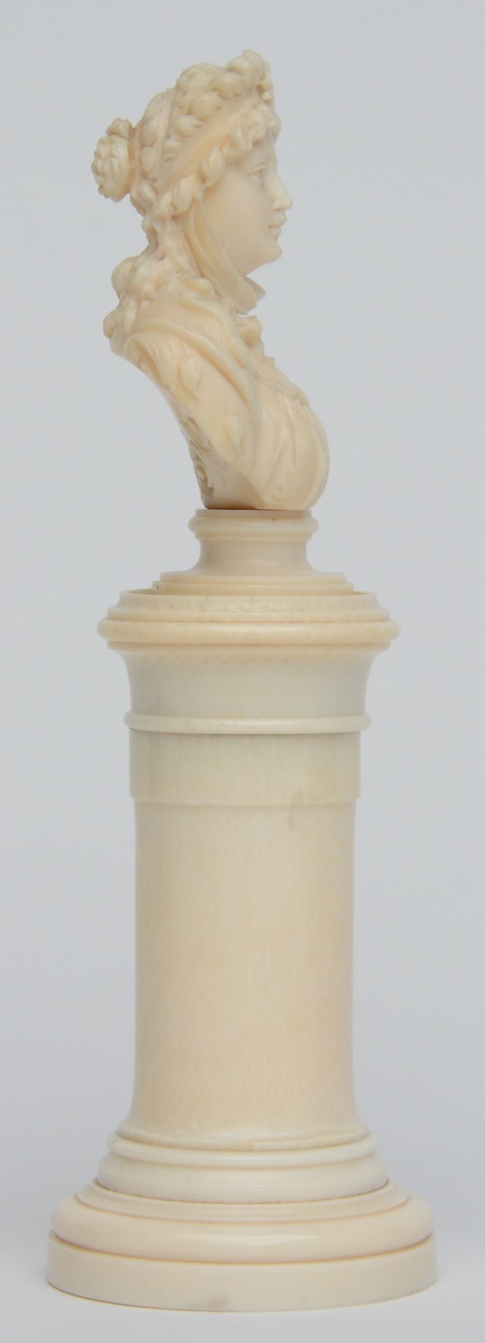 An exceptional finely carved ivory ladies bust on a Neoclassical base, Dieppe, ca. 1850, H 19 cm, - Image 4 of 6