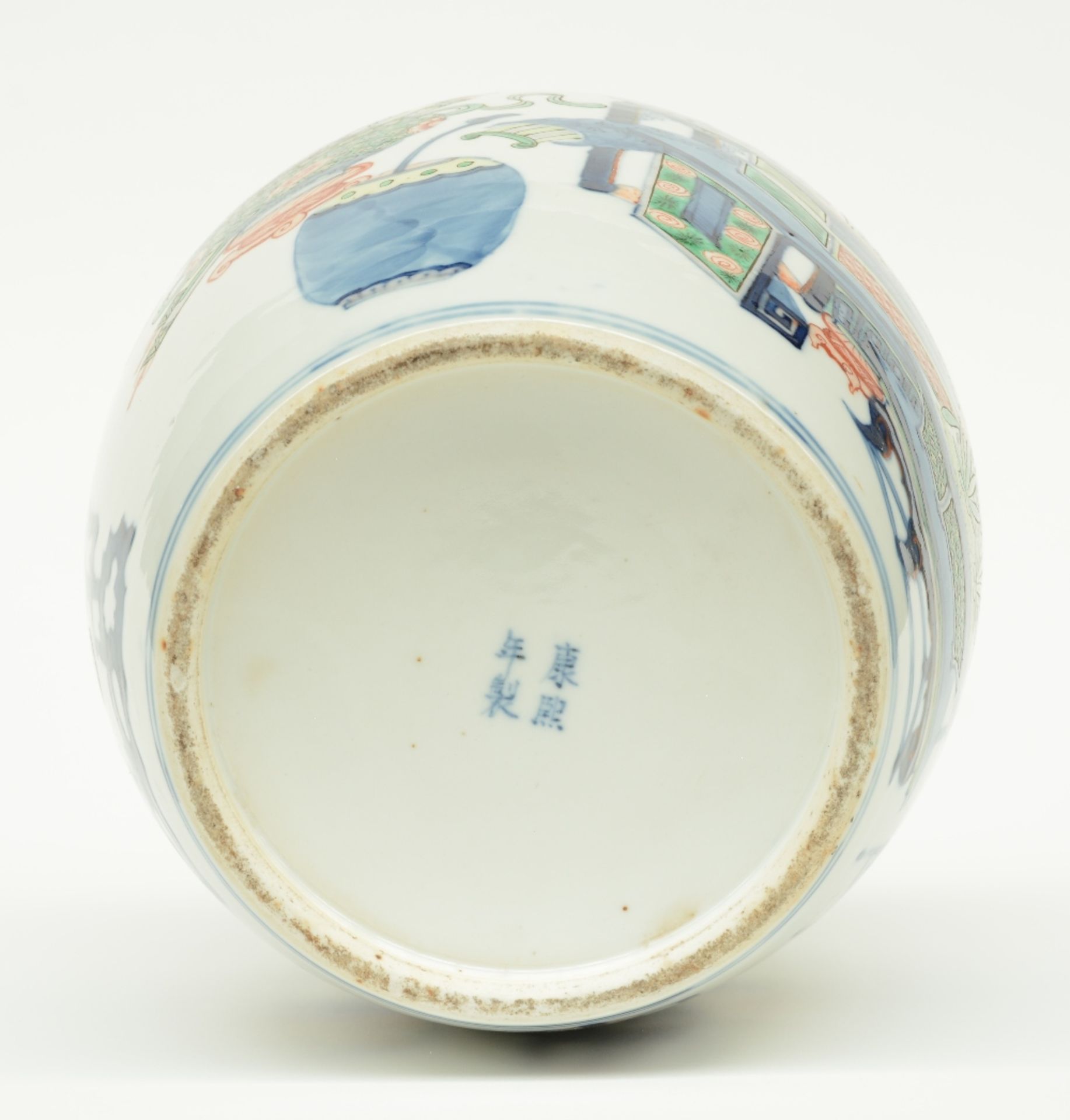 A Chinese polychrome ginger jar, decorated with flowers and antiquities, marked Kangxi, 19thC, H - Bild 6 aus 8