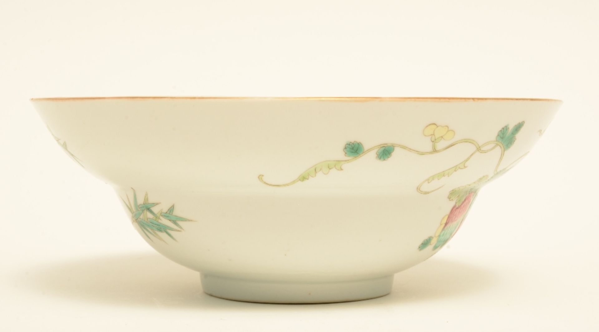 A Chinese polychrome decorated bowl painted on both inner side and outer side with a bamboo branch - Bild 4 aus 8