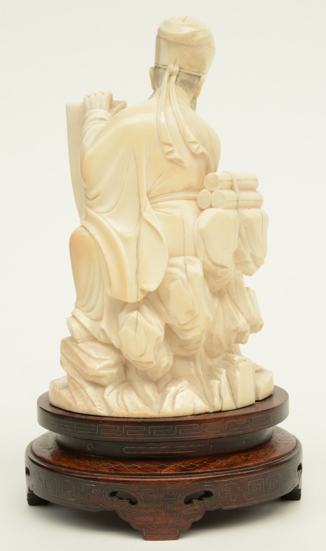 A late Qing dynasty ivory sculpture depicting a sage and his young pupil, refined scrimshaw - Bild 3 aus 6