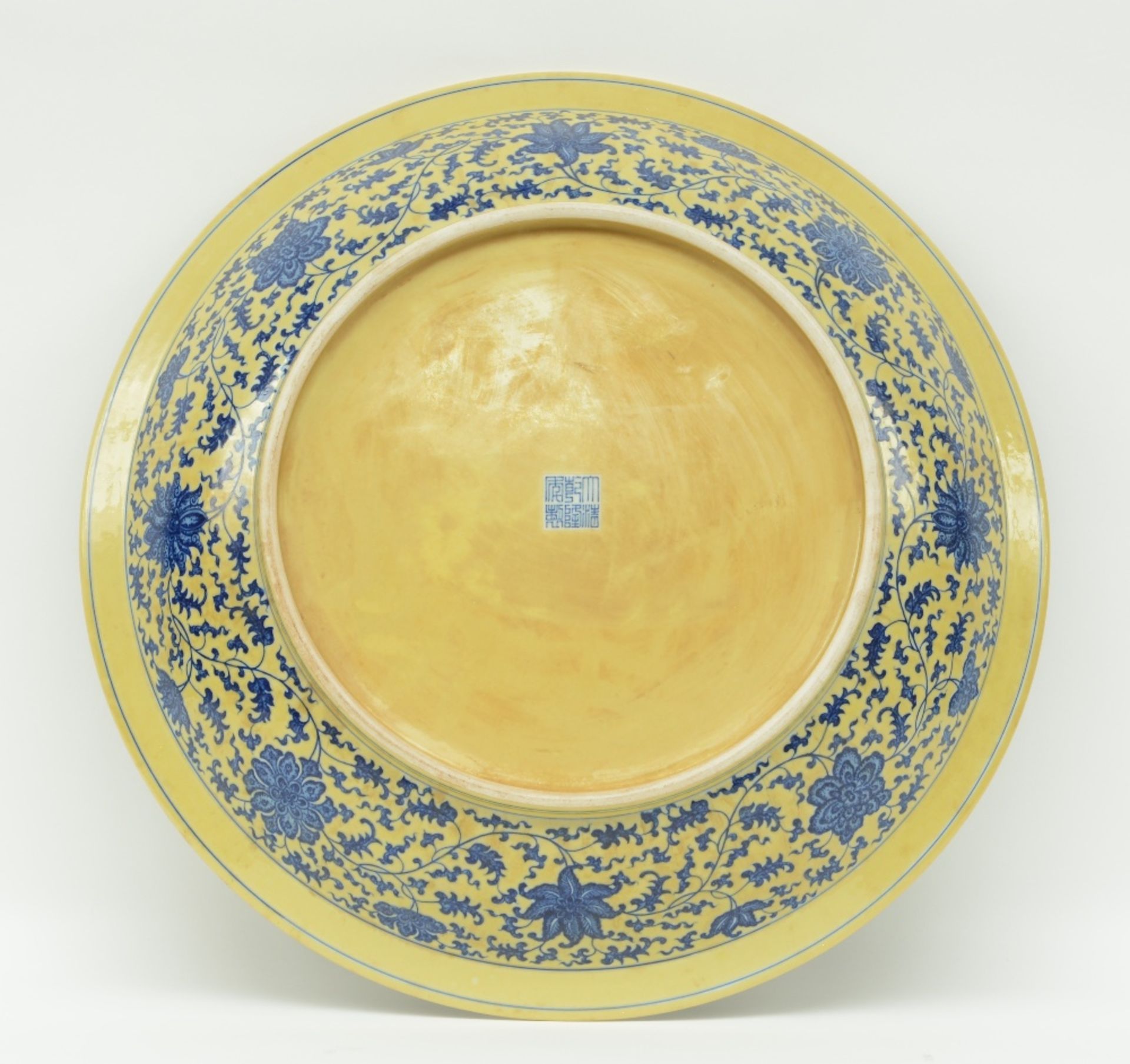 A Chinese large yellow ground and green dish with a blue and white floral decoration, marked - Bild 3 aus 4