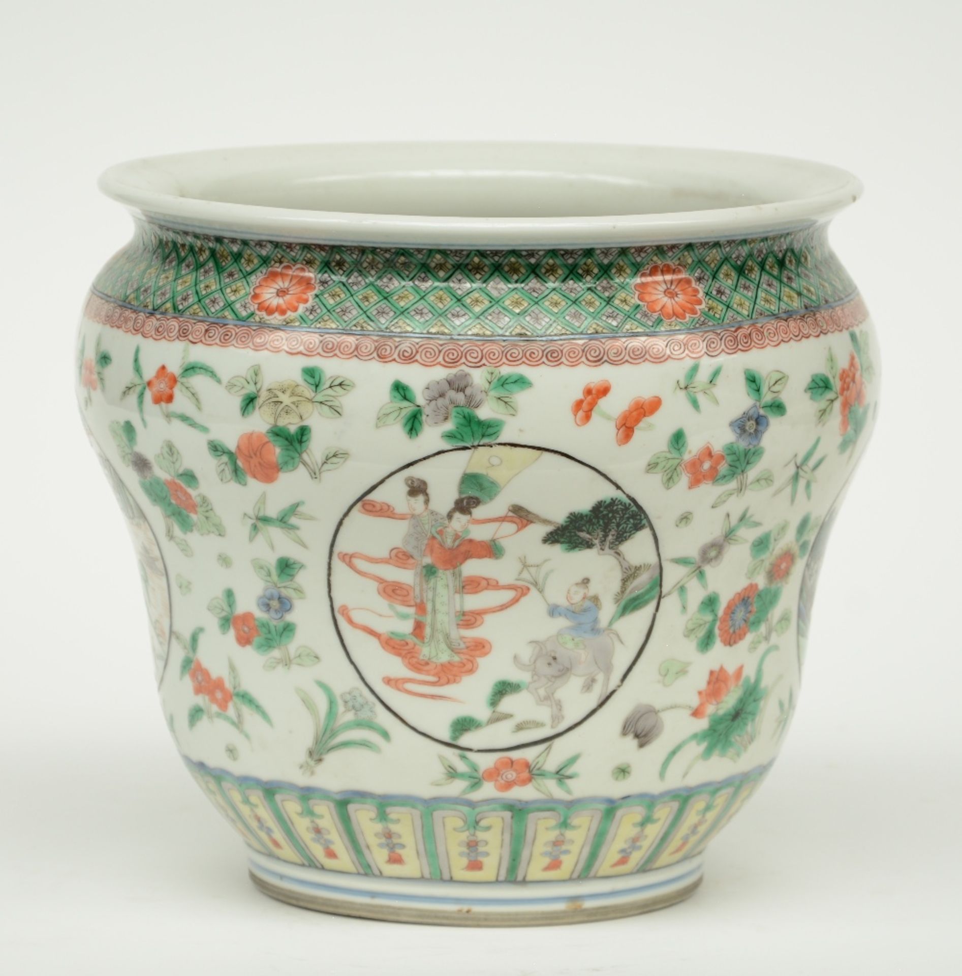 A Chinese famille verte jardinière decorated with landscapes, figures and floral motifs, 19thC; - Bild 6 aus 21