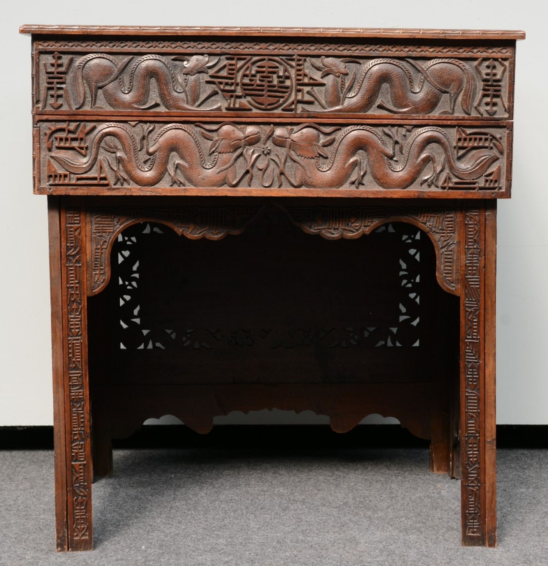 A Chinese carved hardwood travelling desk, relief decorated with dragons and symbols, H 83 - D - Bild 4 aus 8