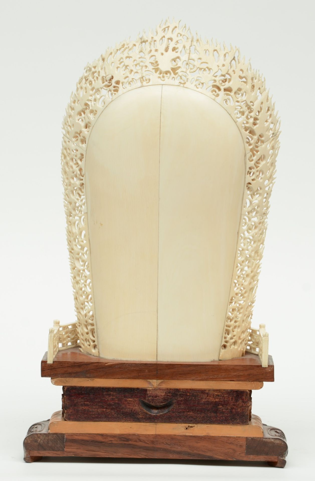 A Chinese ivory Guanyin, scrimshaw decorated, inlaid with various semi-precious stones, on a - Bild 3 aus 7