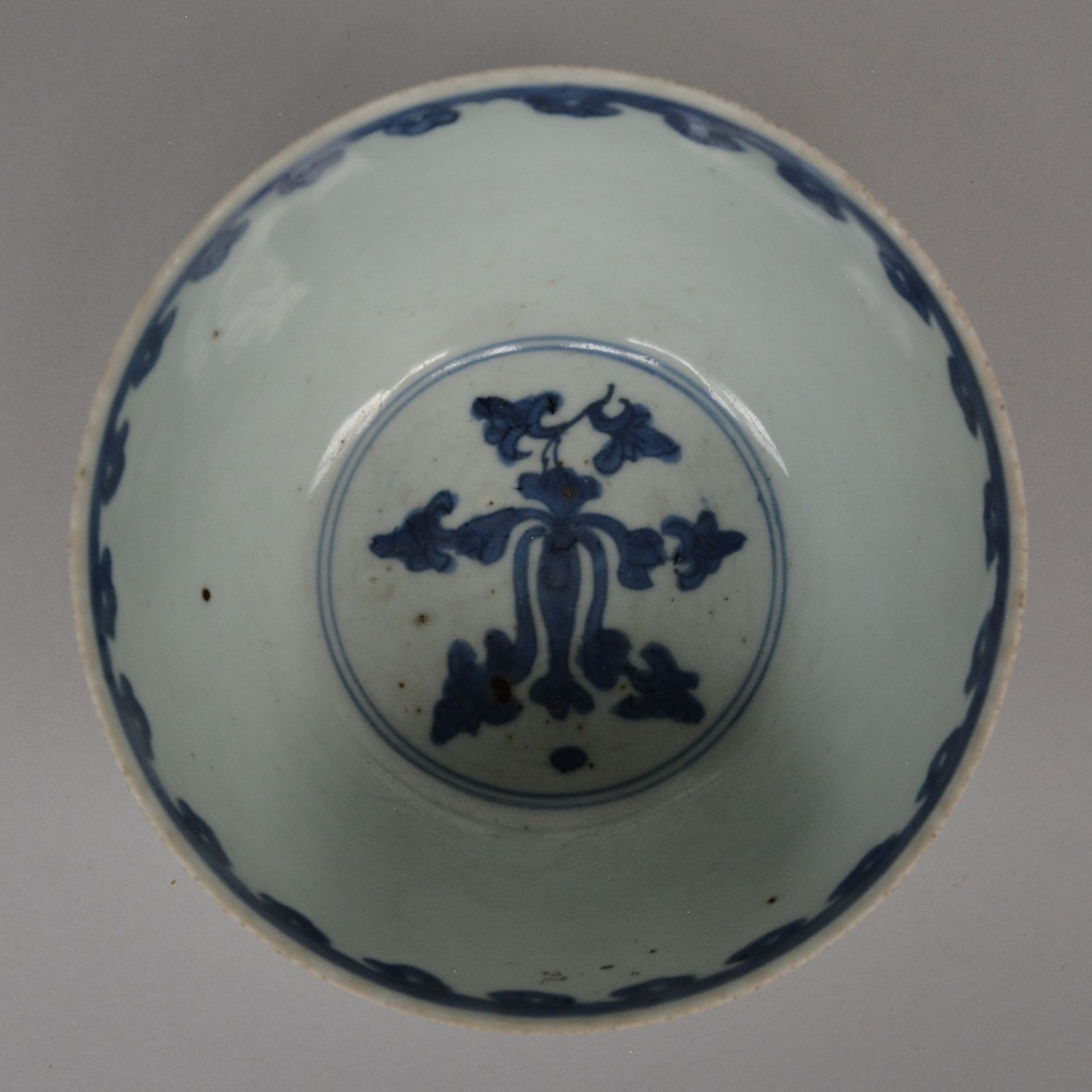 A Chinese blue and white bowl, overall decorated with lotus vines, Ming, H 9 - Diameter 17,5 cm ( - Bild 7 aus 8