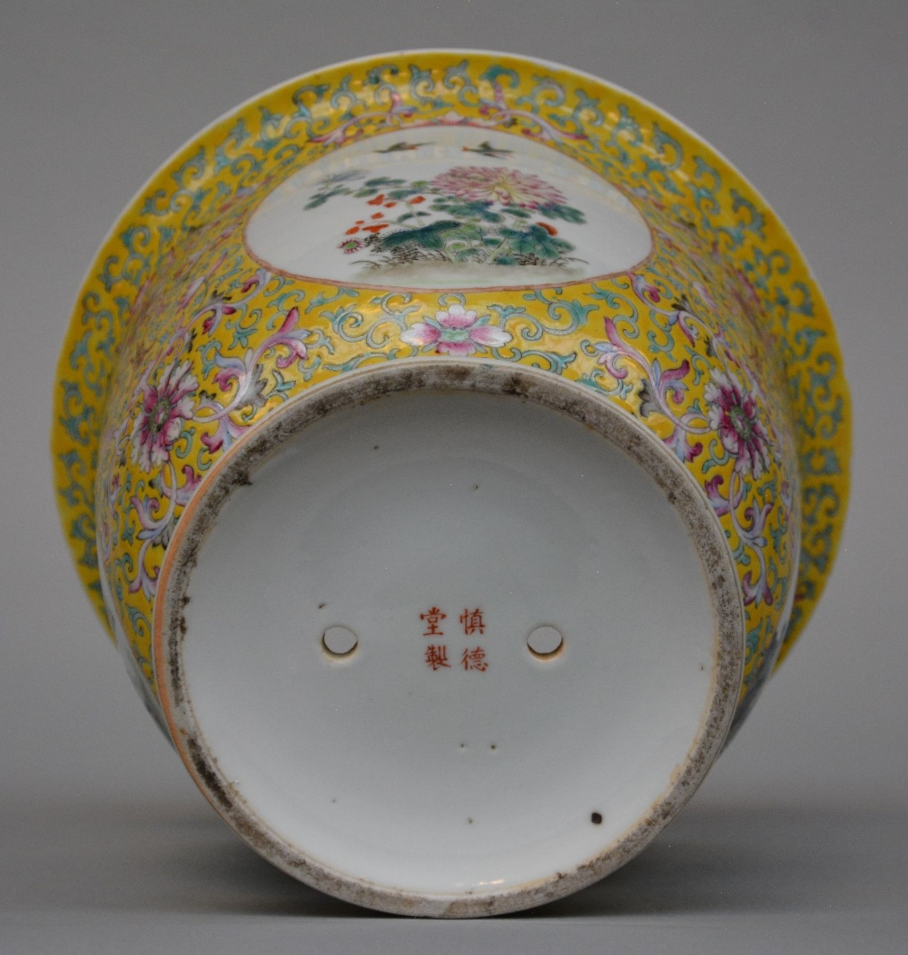 A Chinese famille rose and floral decorated cachepot in yellow background with matching plate, H - Bild 7 aus 9