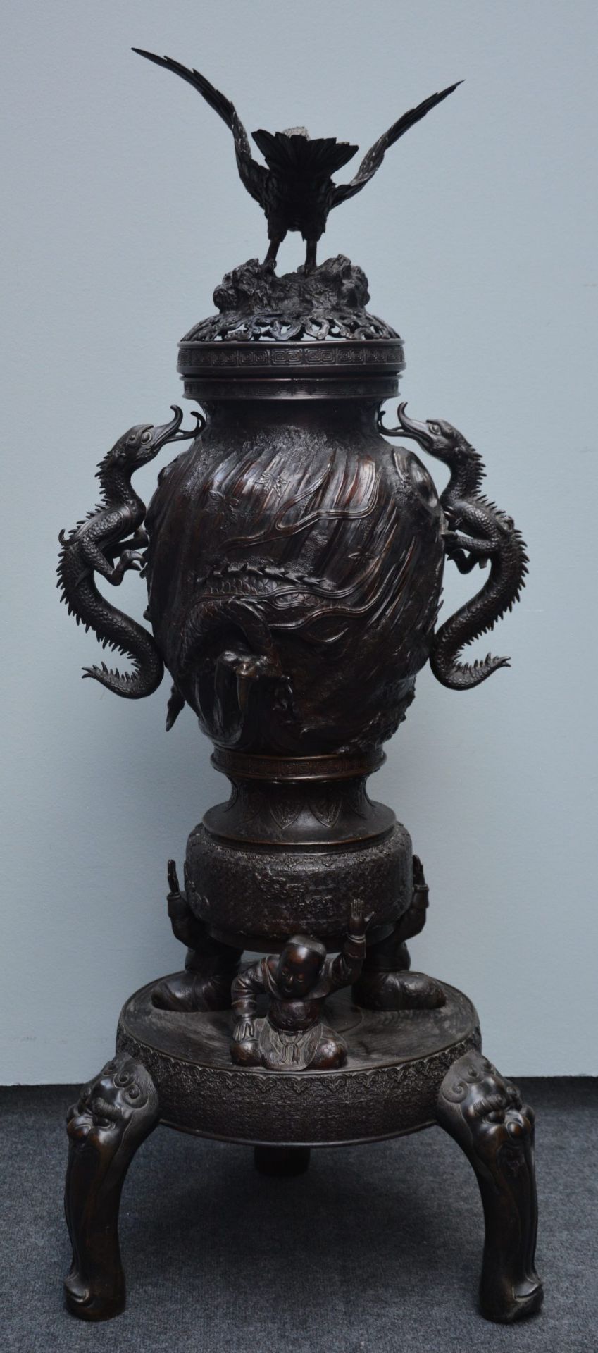 An impressive Japanese bronze incense burner with dragon relief decoration, late 19thC, H 141 cm - Bild 3 aus 7