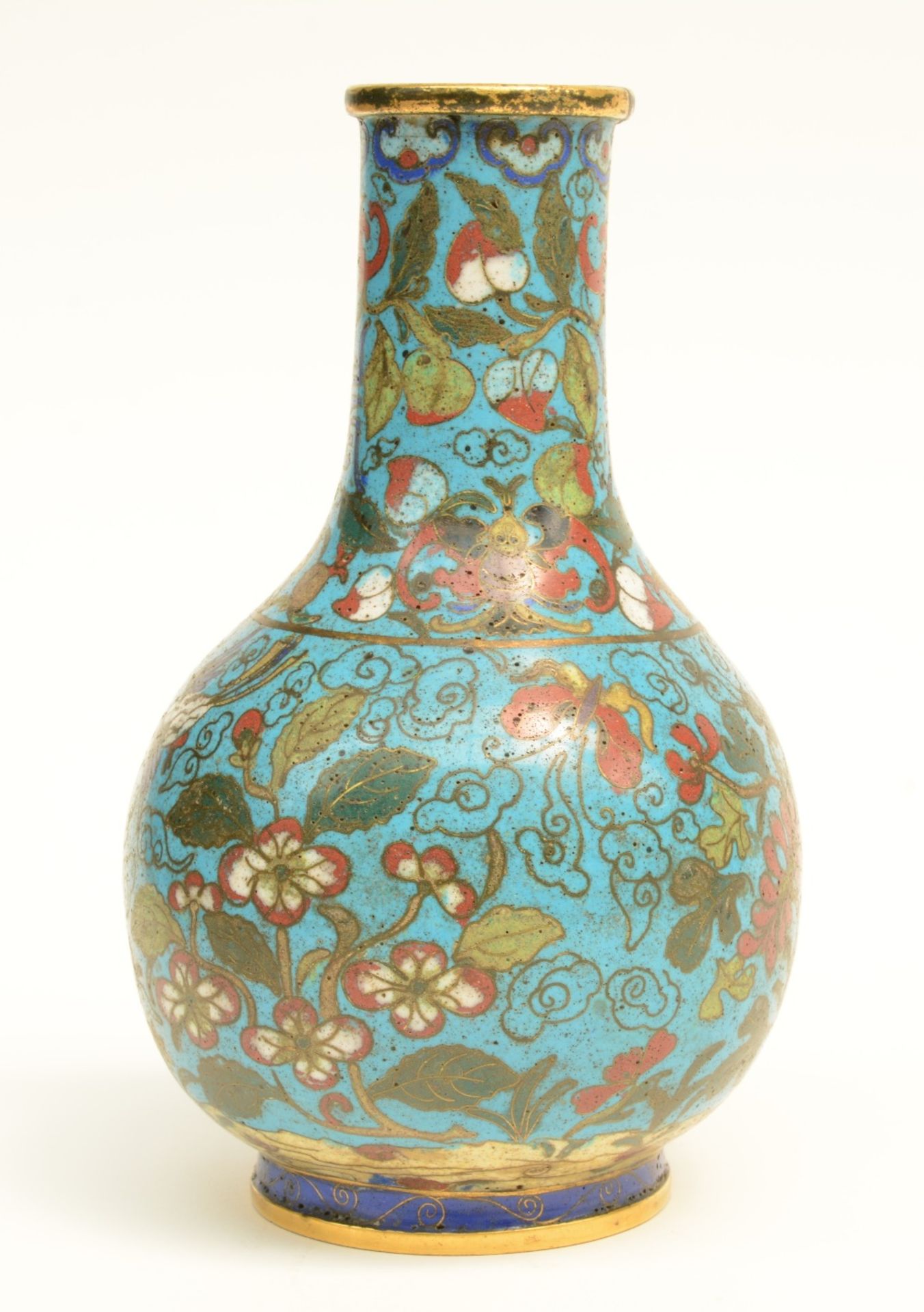 A small Chinese cloisonné bottle vase, 18thC, H 20 cm - Bild 4 aus 6