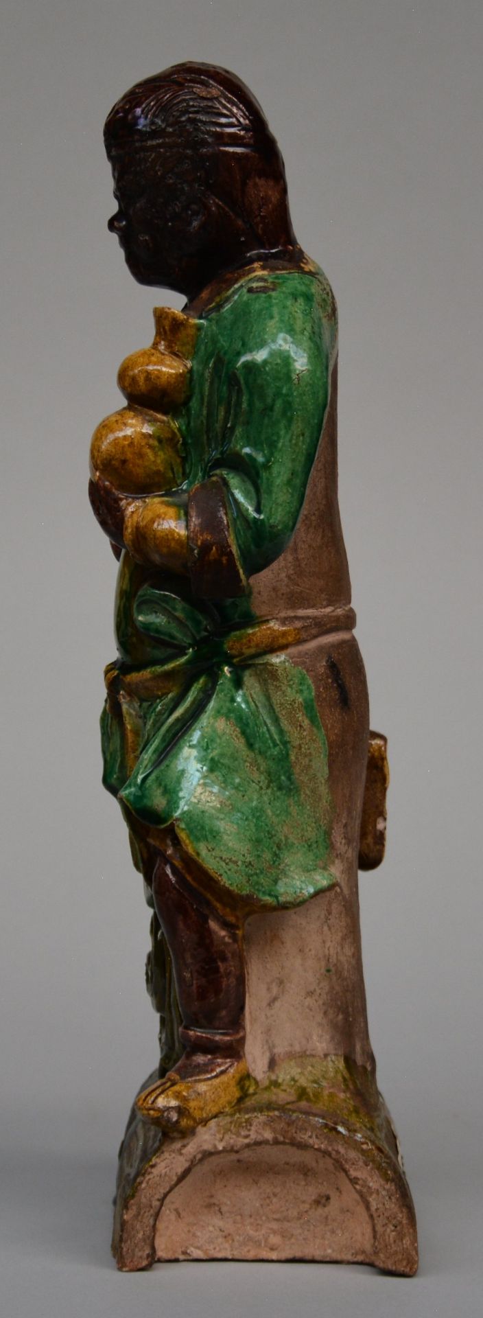 An earthenware roof-figure depicting one of the Immortals, brown, yellow and green enameled, - Bild 3 aus 6