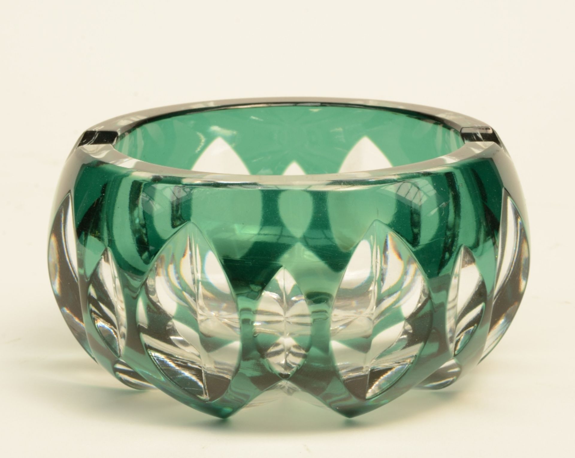 A Val St. Lambert green cut to clear crystal vase and ashtray; added a ditto vase, H 6 - 26,5 - 27,5 - Bild 6 aus 7