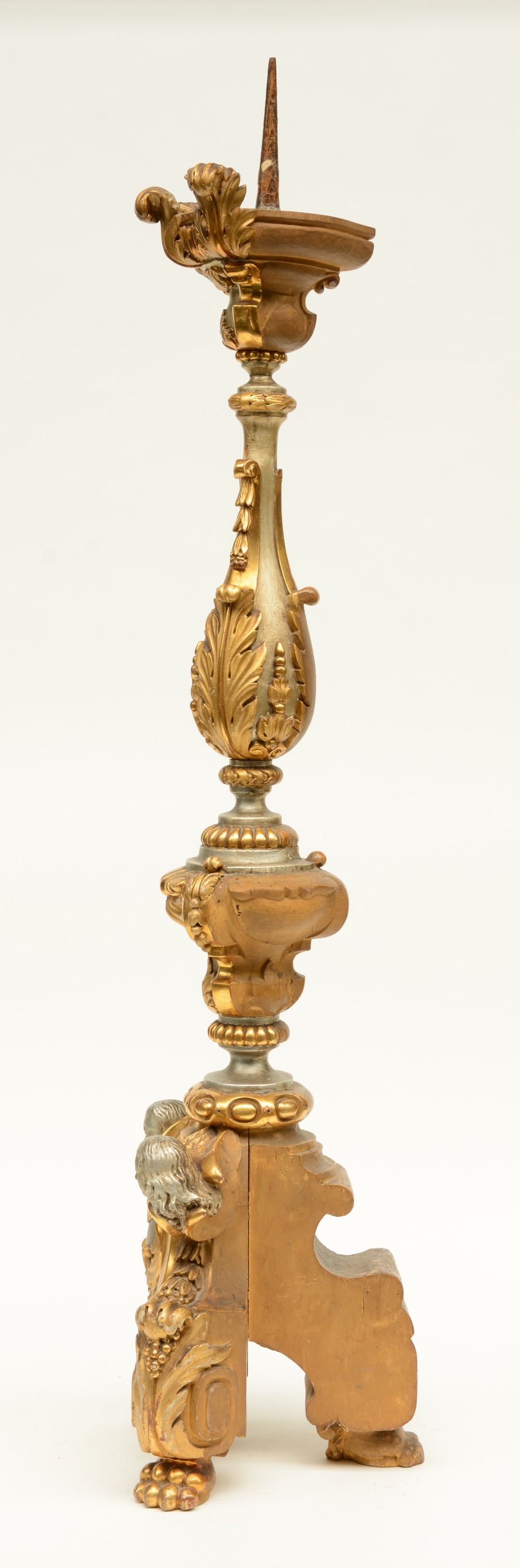 A gilt and silver wooden candlestick, 19thC, H 103,5 cm - Image 2 of 4