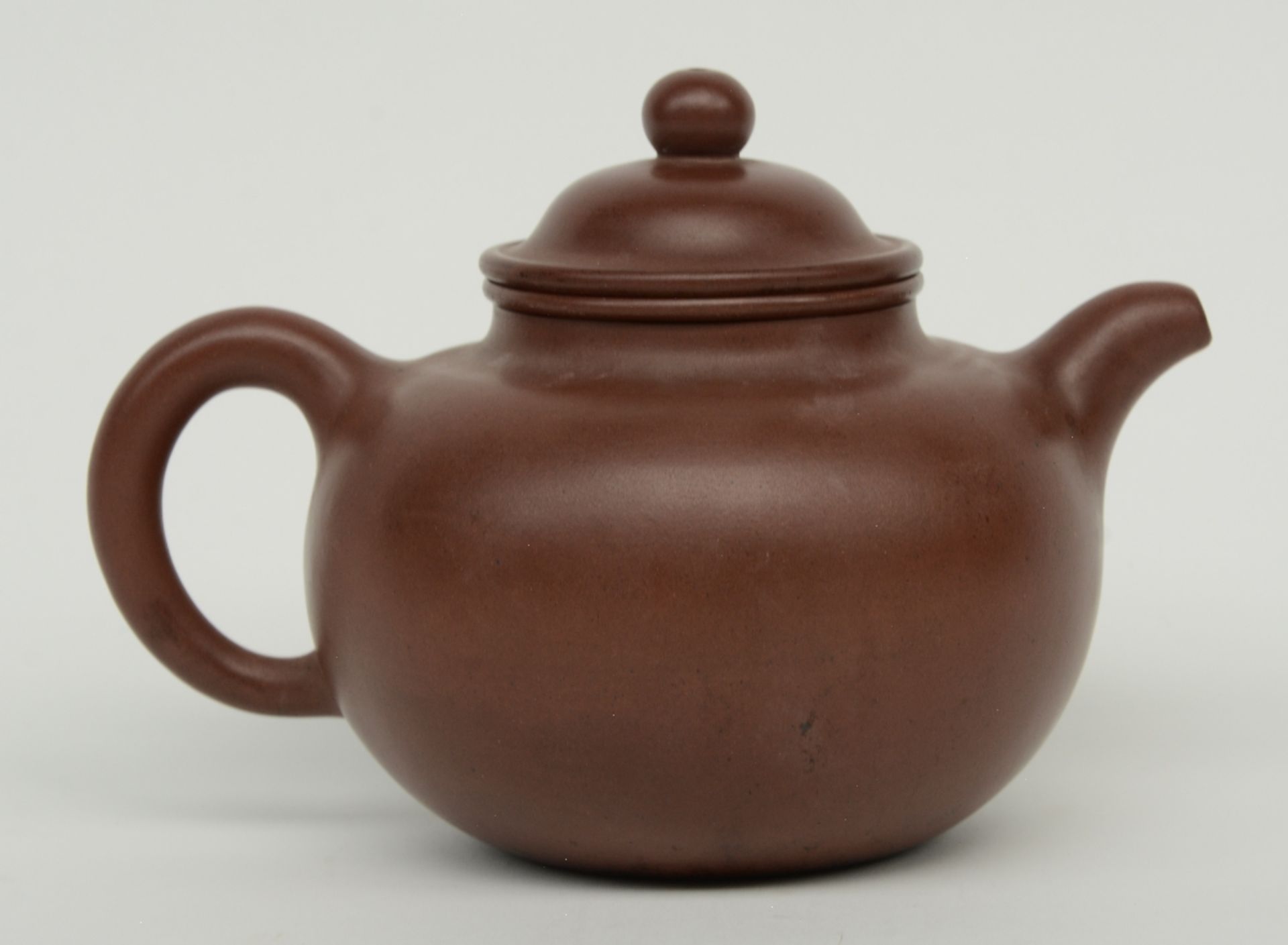 A Chinese 'Yixing' teapot, marked Da Heng, probably 18thC, H 12,5 cm - Bild 4 aus 8