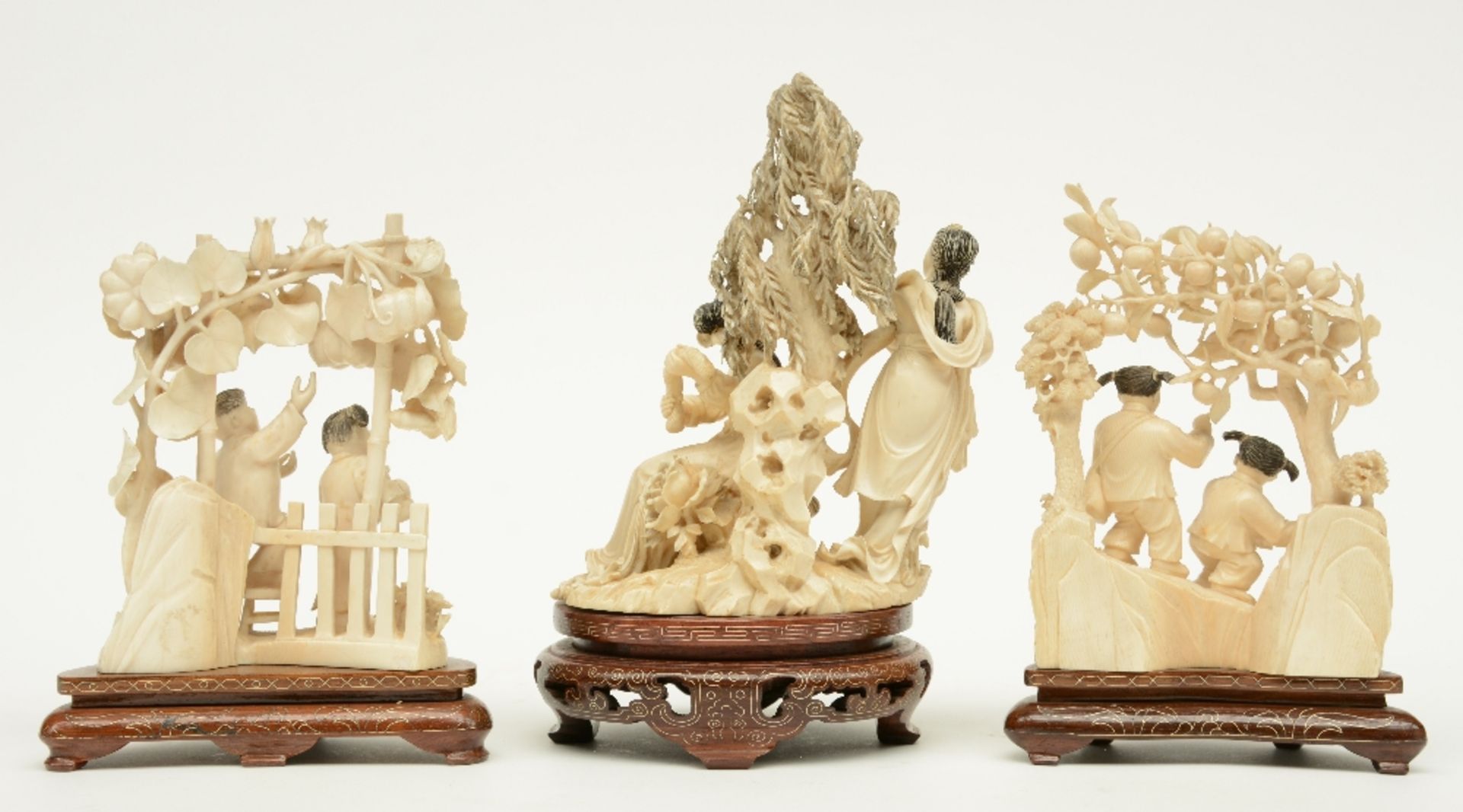 A Chinese ivory sculpture figuring two maiden, scrimshaw decorated, on a wooden base, first half - Bild 3 aus 4
