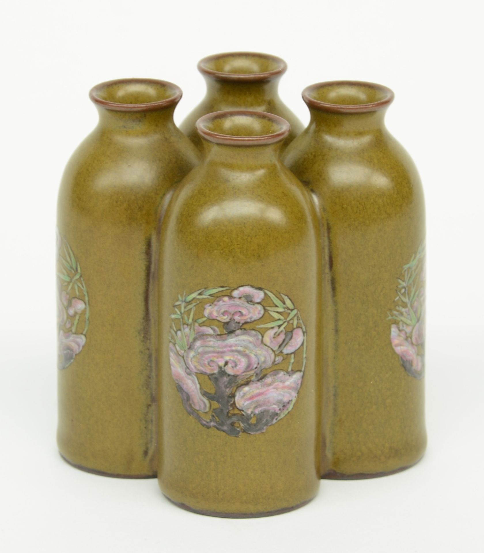 Four attached Chinese tea-dust glaze and famille rose miniature vases, Yongzheng mark, H 9,5 cm - Bild 8 aus 8