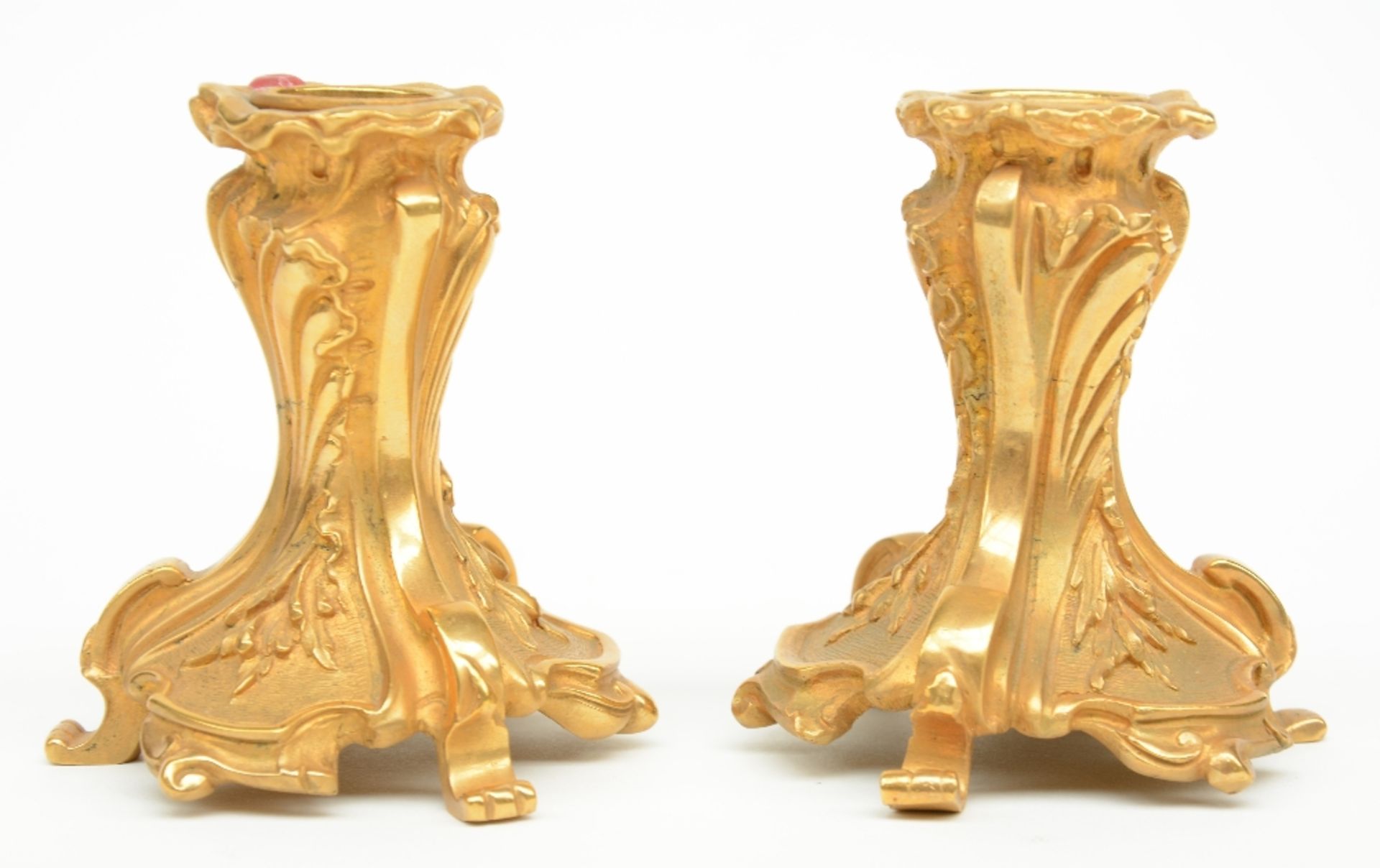 A fine LXV style ormolu bronze ink stand with a ditto pair of candlesticks, 19thC, H 9 - B 19 - D - Bild 6 aus 8
