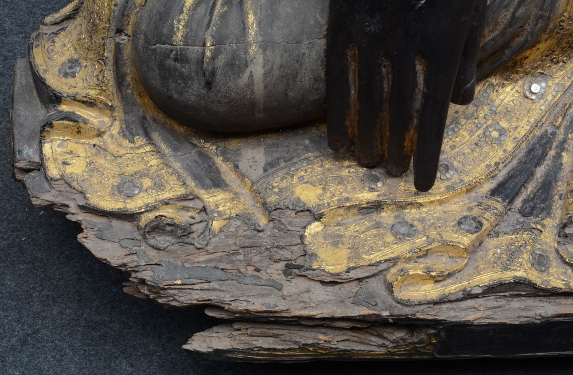 A rare Oriental gilt and polychrome decorated wooden Buddha, inlaid with rock crystal and other - Bild 6 aus 16