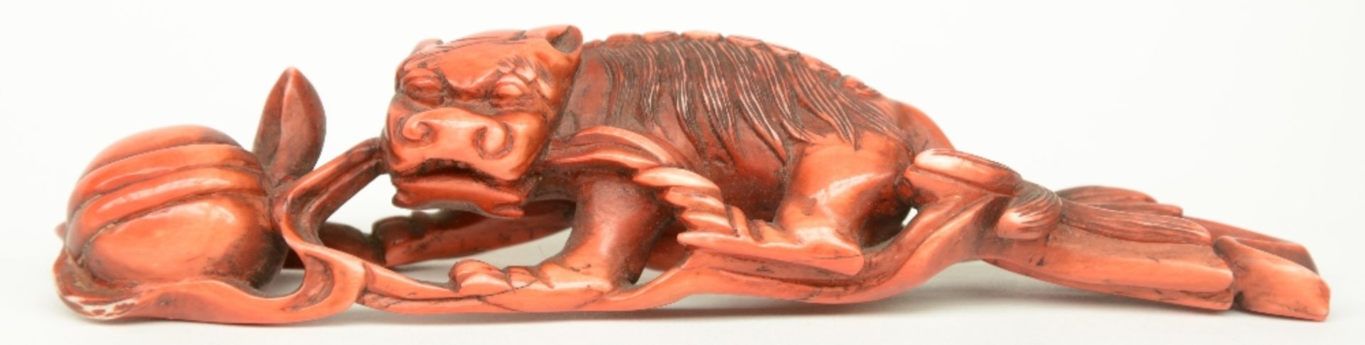 A Chinese monochrome red ivory sculpture depicting a mythological animal, on a wooden base, 19thC, H - Bild 5 aus 8