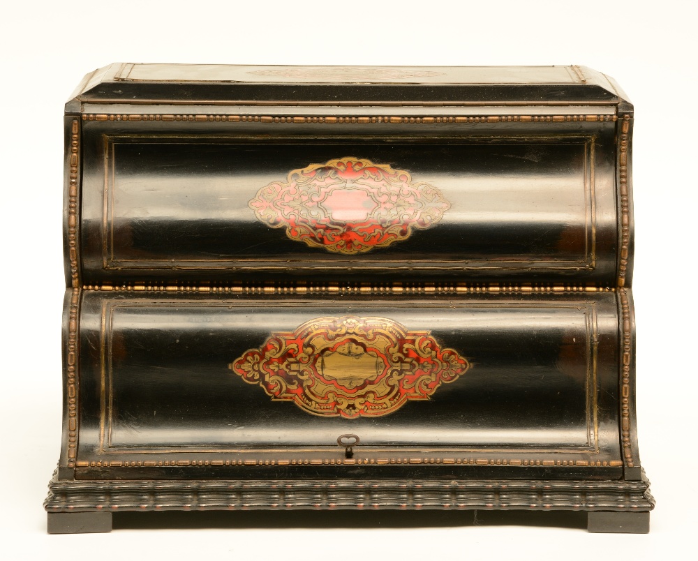 A late 19thC cellaret ebonised and with Boulle veneered roundels, H 28 - W 39,5 - D 25,5 cm (the - Image 2 of 5